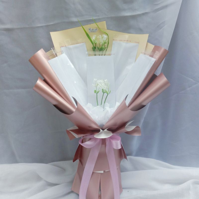 buket uang dan foto kosongan