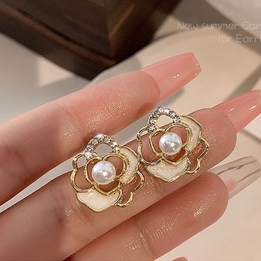 Anting stud Desain camellia Aksen Mutiara Gaya Korea Untuk Wanita