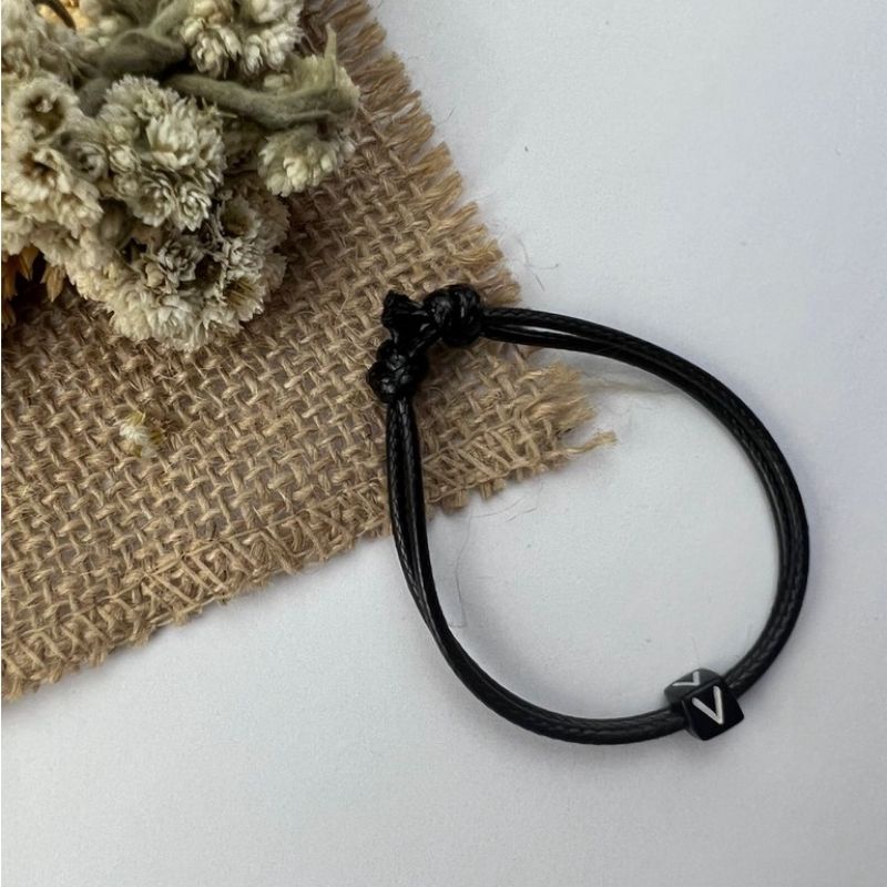 GELANG TALI KULIT HURUF V