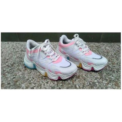 sepatu sneakers wanita