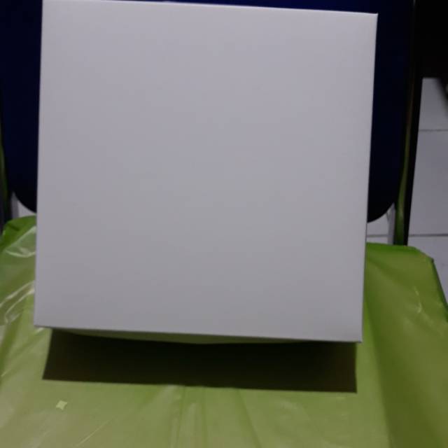 

Dus putih polos uk. 20 x 20 cm.