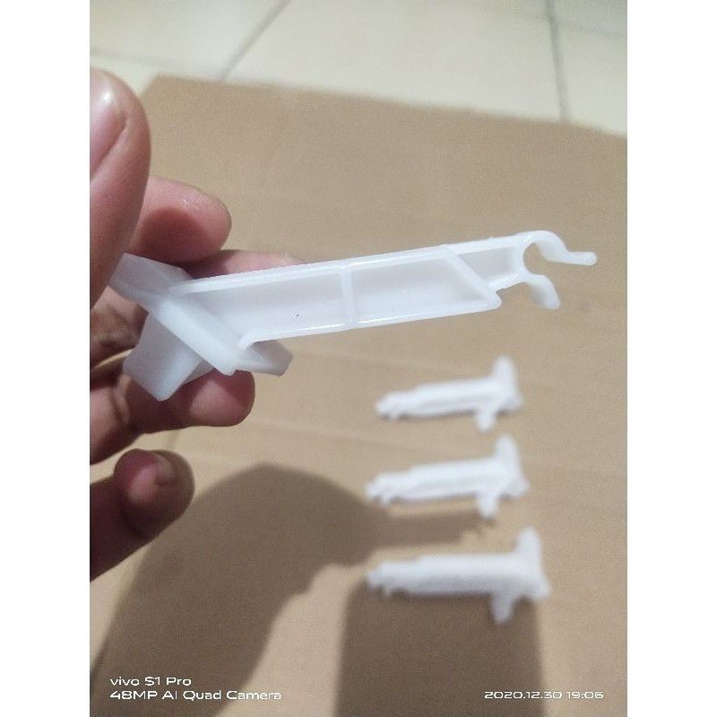 kancing penyangga tiang kap mesin grand Avanza Veloz