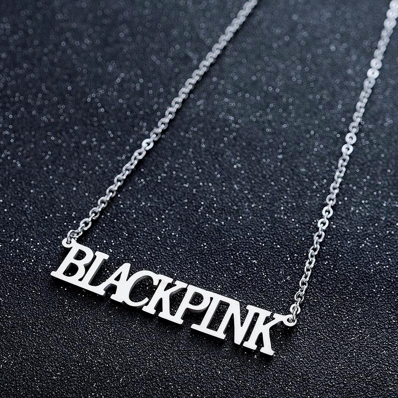 1 Pc Kalung Rantai Titanium Dengan Liontin Tulisan BLACKPINK JENNIE JISOO LISA ROSE Gaya Korea Untuk Wanita