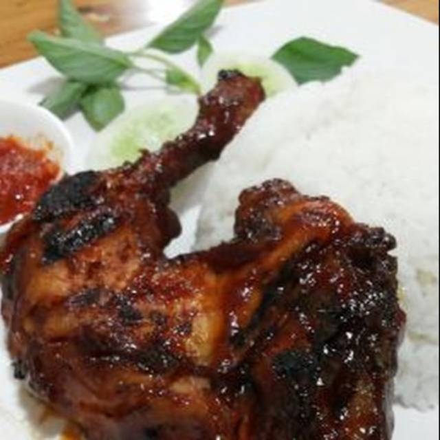 

Nasi dan ayam goreng / ayam bakar