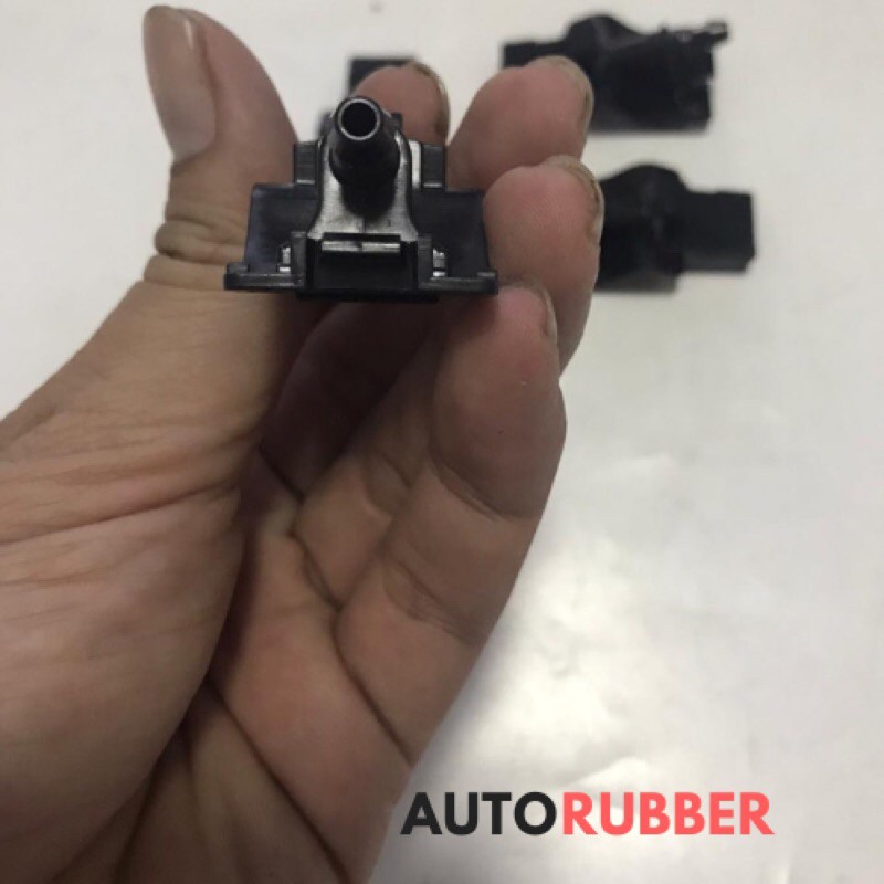 Nozzle Semprotan Air Wiper Toyota Innova Yaris Sienta Altis Camry