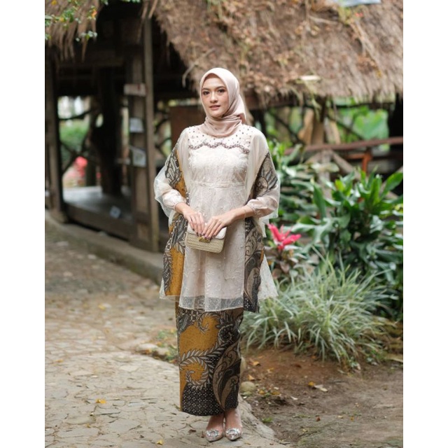 Batik Couple Kebaya Modern Kebaya Tunangan Lamaran Baju Wisuda Batik Brukat Terbaru-8