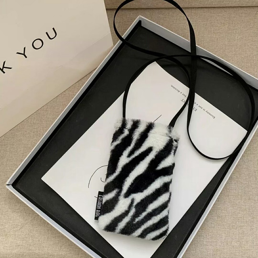 Tas Selempang Mini Bulu Wanita Fashion Sling Bag / Phonecell Bag style Best matrial Bulu / Muat Hp kualtias ok / tas bulu