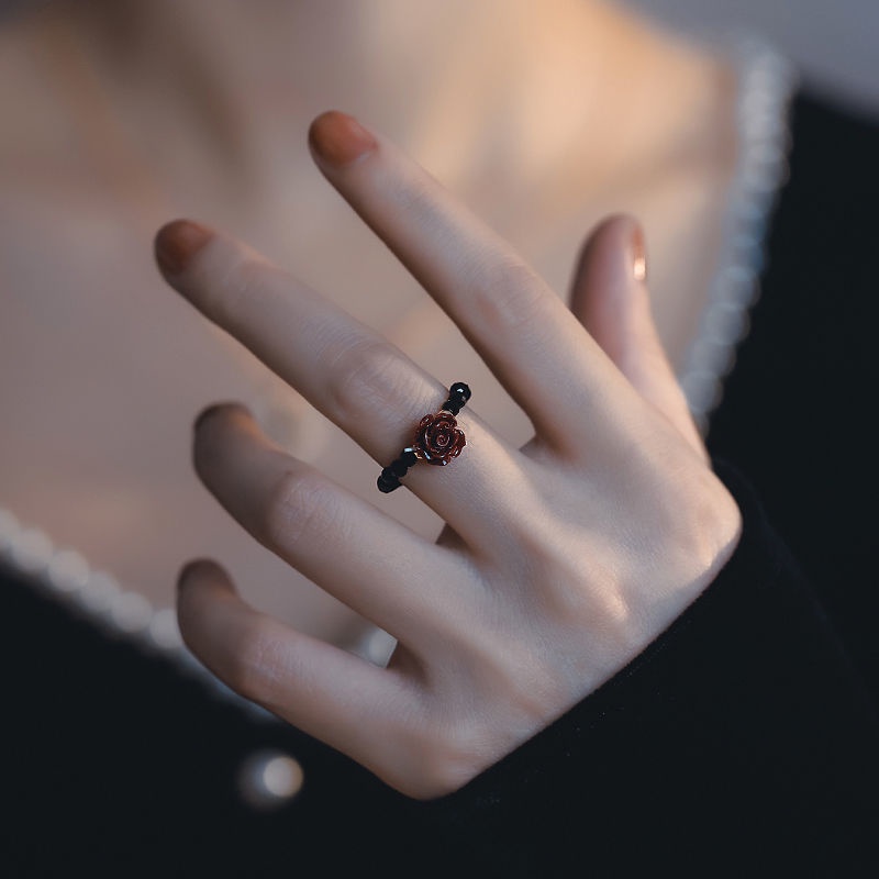 Cincin Manik-Manik Bentuk Bunga Mawar Warna Hitam Gaya Retro