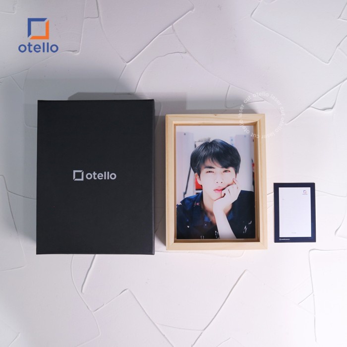 Gift Set Floating Frame Foto Akrilik Hadiah Custom Kado Pacar Sahabat