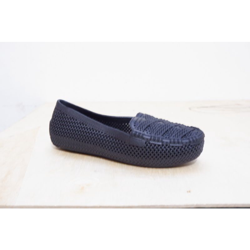 Flatshoes karet atau sepatu teplek anti air termurah