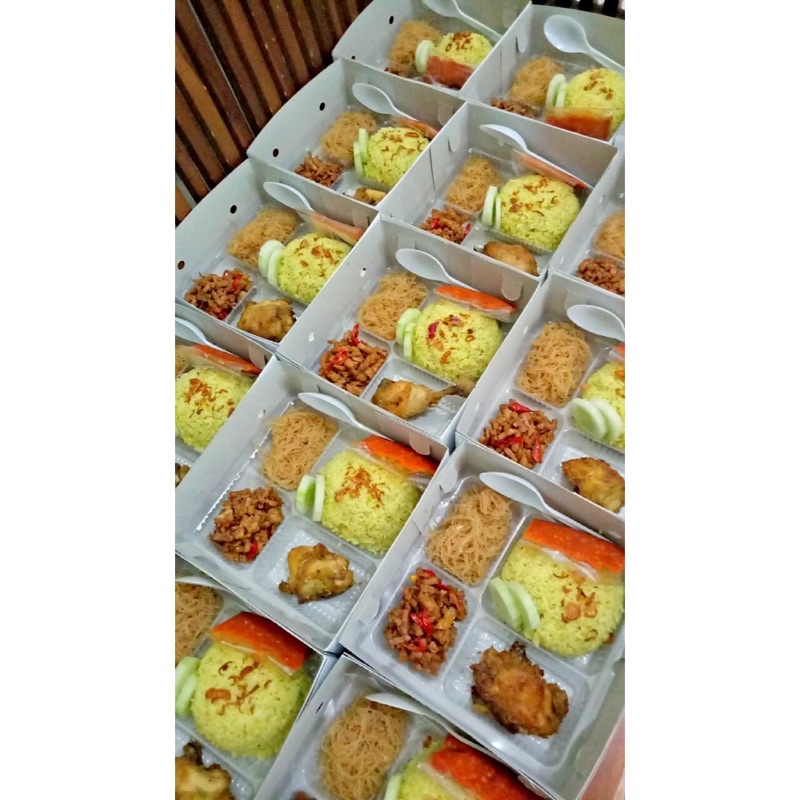 

Nasi kuning ayam goreng