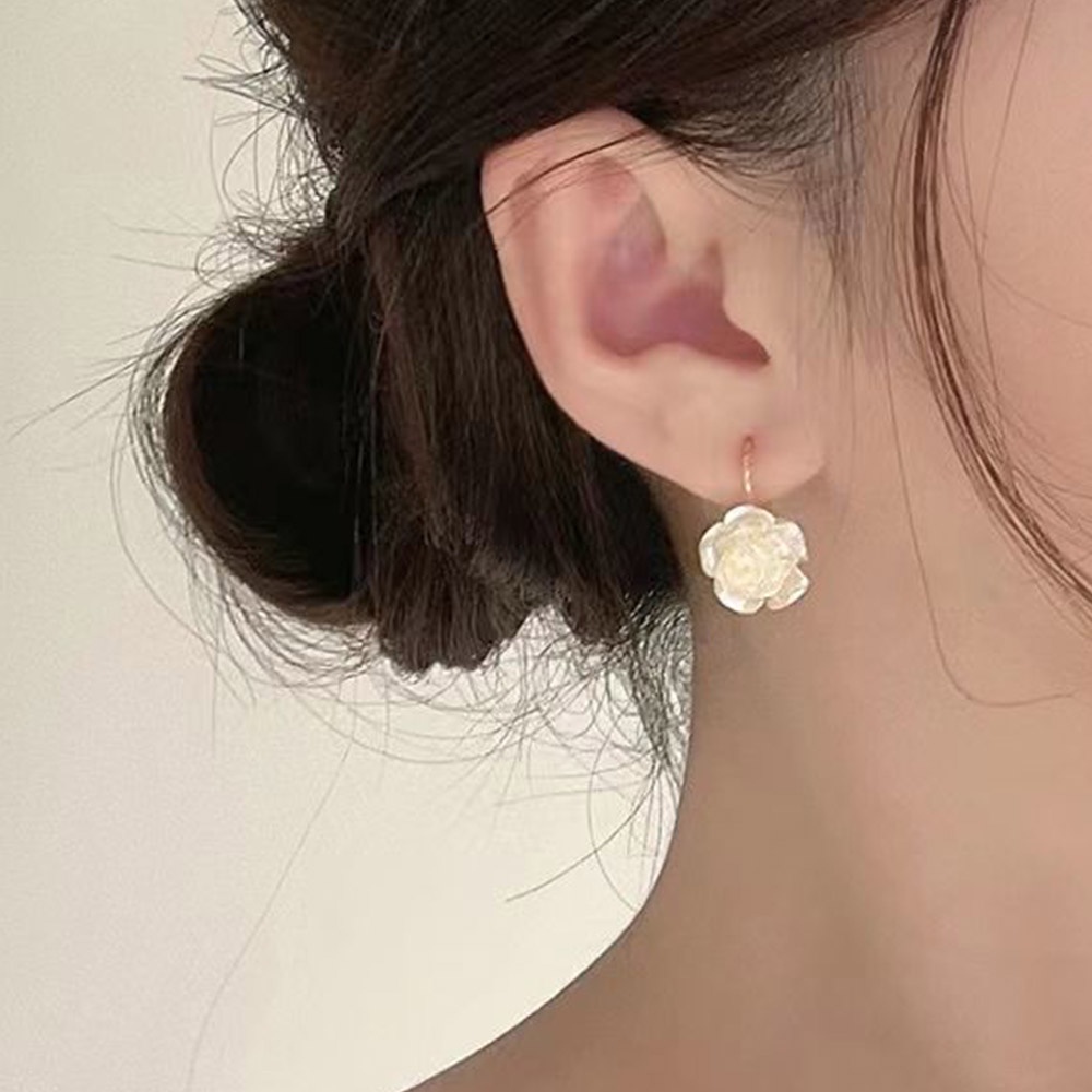 Anting Juntai Bentuk Bunga Bahan Resin Warna Emas Untuk Wanita