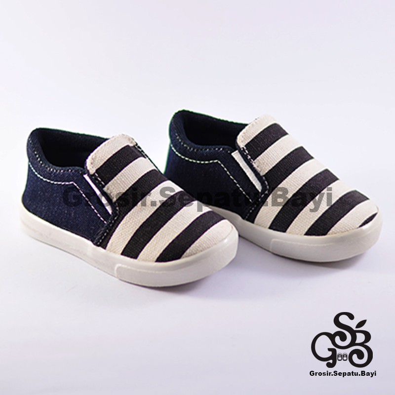 sepatu anak laki laki slip on motif garis hitam putih murah