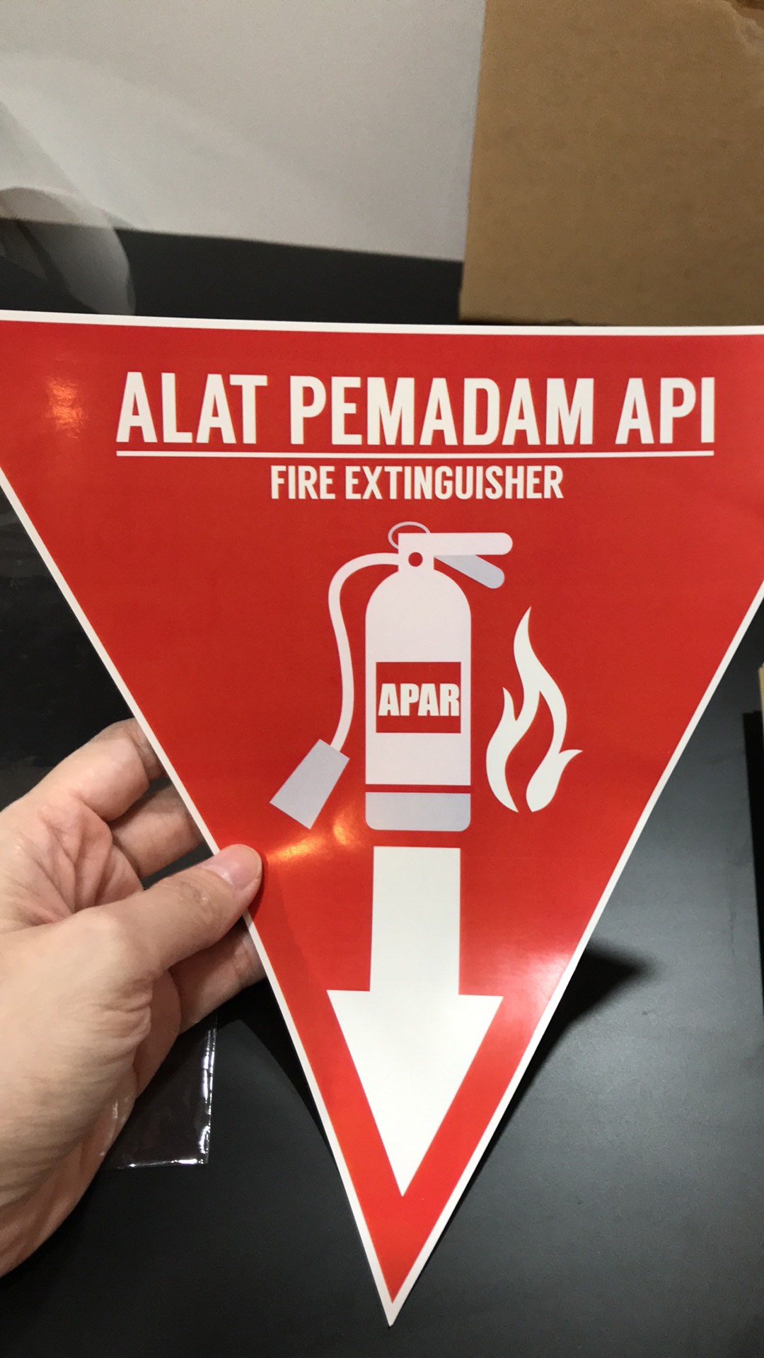 Sticker Waterproof Penunjuk Alat Pemadam Api Apar Segitiga 23x23cm Rambu K3