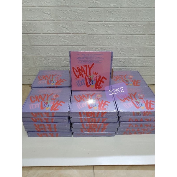 ALBUM ITZY CRAZY IN LOVE READY STOCK WITH PO BENEFIT)