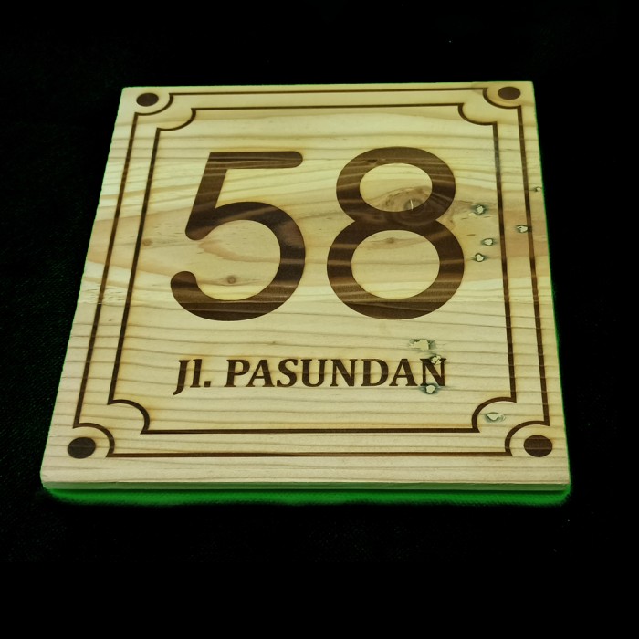 Nomor Rumah Kayu Grafir ukuran 20x20 kayu pinus