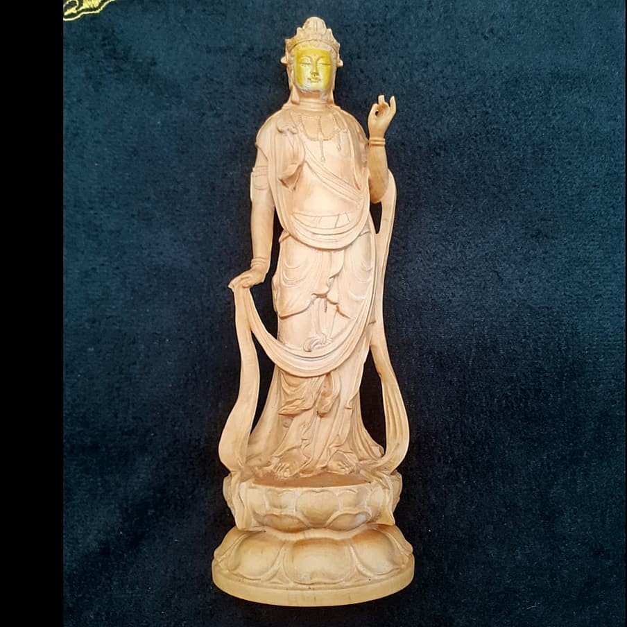 Patung Kayu Dewi Kwan Im Wajah Emas