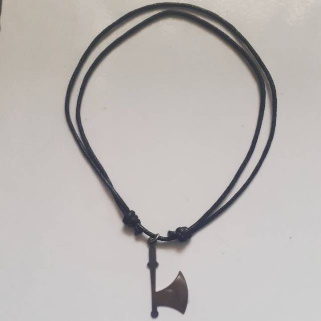 Kalung tali gandul golok