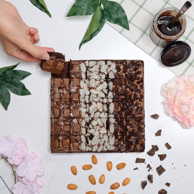 

Baked Brownies Kitkat Chocochips Almond Orlenalycious
