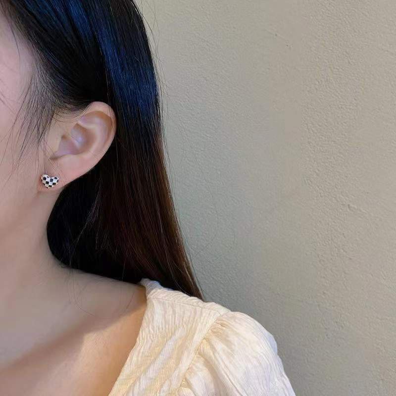 Anting Tusuk Sterling Silver 925 Model Hati Motif Kotak-Kotak Hitam Putih Untuk Wanita