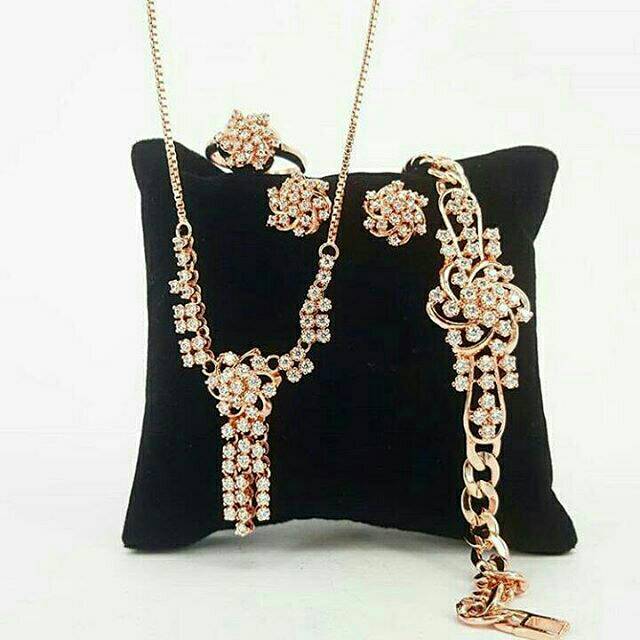 Set replika berlian tura