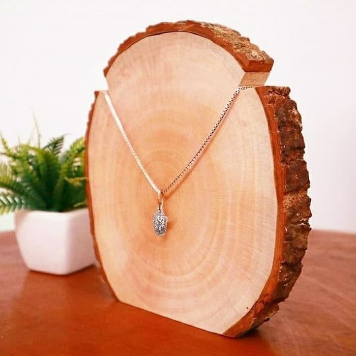 Wood slice necklace display pajangan kalung dari kayu