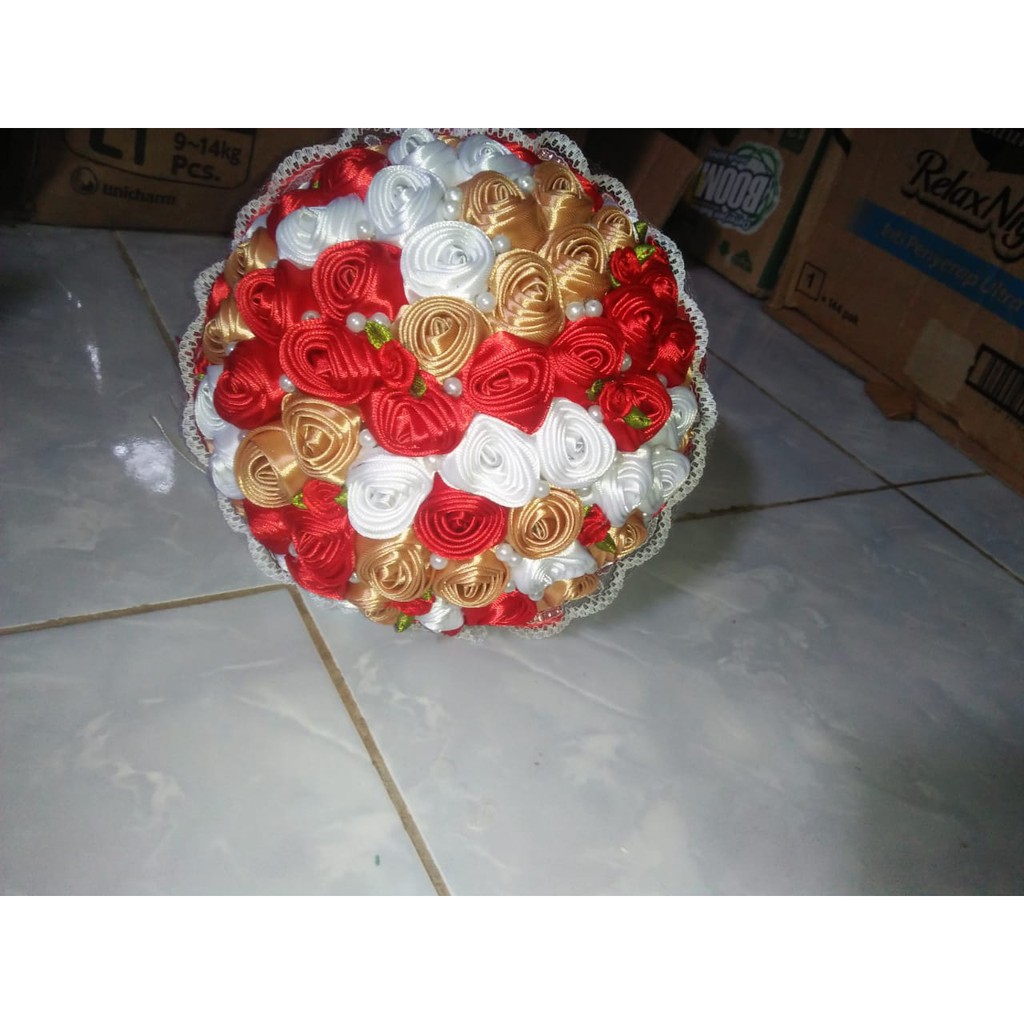 Hand flowers/ Buket bunga pita satin pengantin merah gold putih