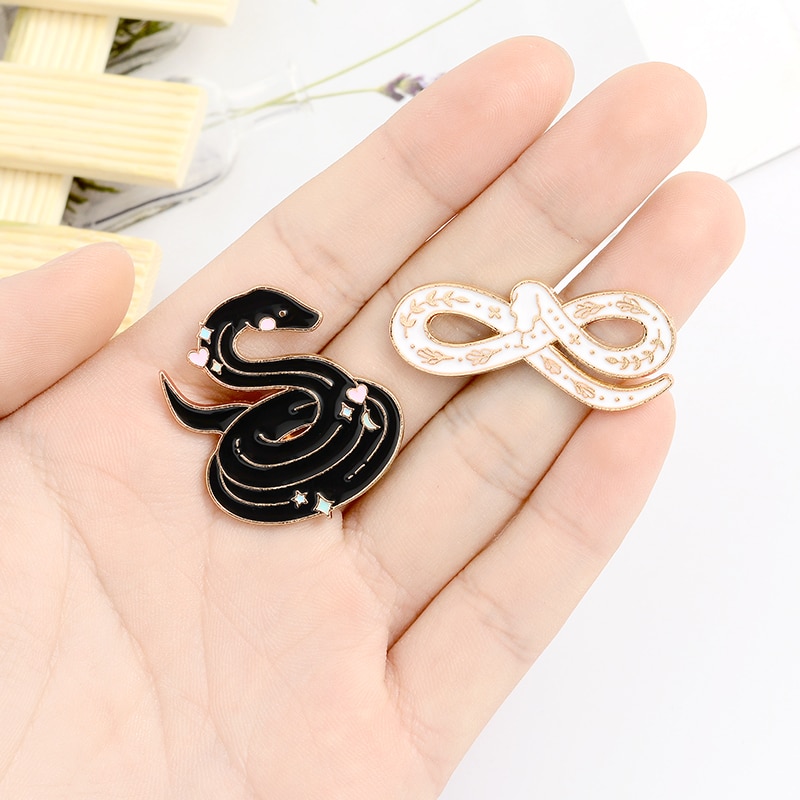 Bros Pin Enamel Desain Ular Warna Hitam Putih Untuk Hadiah