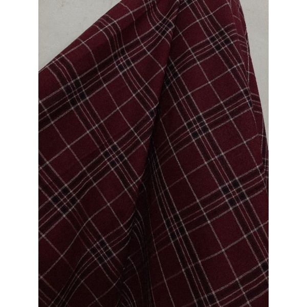 Kain Kotak Yarndyed ( dasar merah maroon garis merah putih ) per 25 cm = 11.000 minimal pesanan 1 me