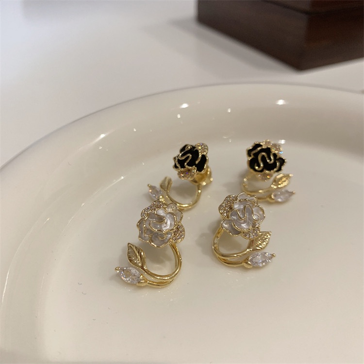 Anting S925 Silver Needle Bentuk Bunga Aksen Berlian Untuk Wanita