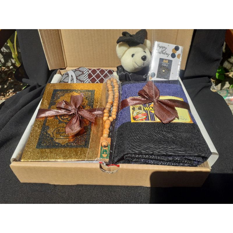 

PAKET KADO HAMPERS COWOK AL QURAN WADIMOR LOGAM MULIA 0.025 GR
