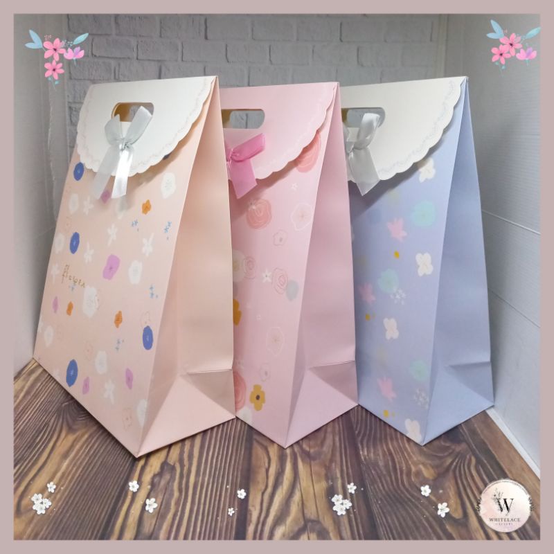 

Paper Bag Kado Model Tutup Pita Ukuran Besar (Size L) Dotty Flowers Series Tas Jinjing Kertas Hadiah Premium