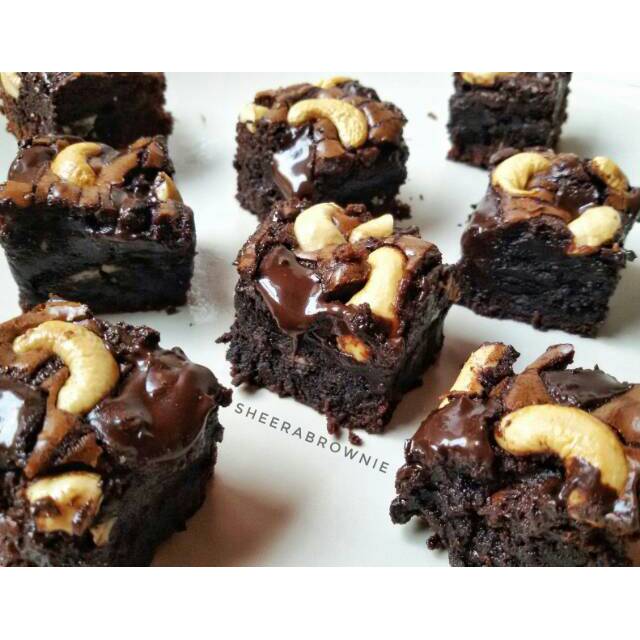 

Basic OREO/KITKAT Brownies (Oreo/KitKat + CC, Oreo/KitKat + CC Cashew)