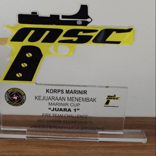 

Custom acrylic 8mm uk 20x10 hadiah ulang tahun / hadiah wisuda / hadiah lomba