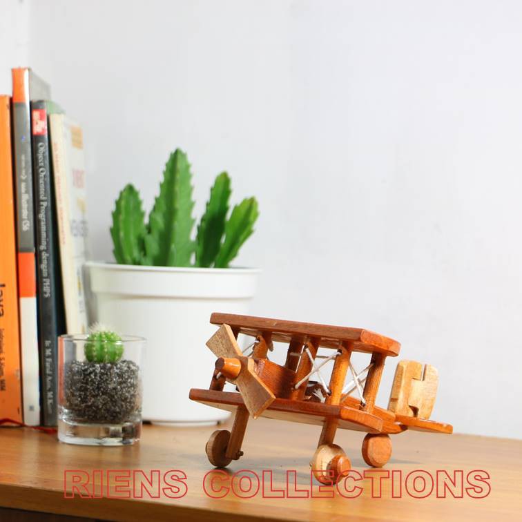 RIENS COLLECTIONS. MINIATUR DIECAST PAJANGAN PESAWAT CAPUNG KAYU UKURAN 17X13X9 CM