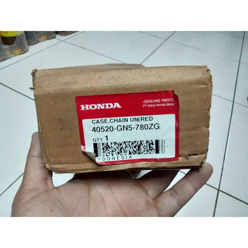 TUTUP RANTAI KATENGKAS BAGIAN BAWAH ORIGINAL MERAH HONDA C70 C800 C700 SEGEL