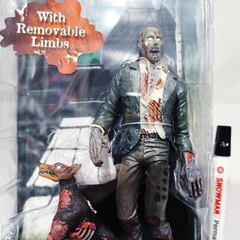 action figurezombie resident evil
by neca
tinggi sekitar 7 inch