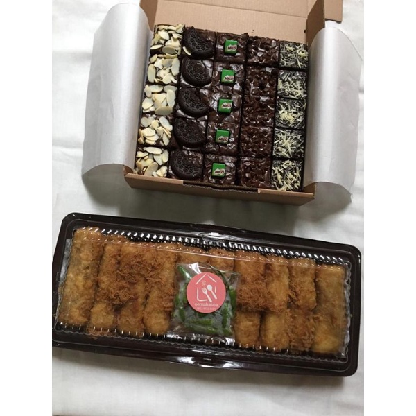 

Brownies Panggang + Sosis solo Paket Hampers