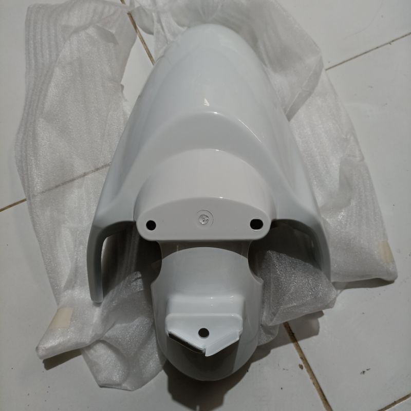 COVER BODY LEKSIL LUAR ( SAYAP  ) SPAKBOR DEPAN SCOOPY F1 PUTIH IMITASI WIN