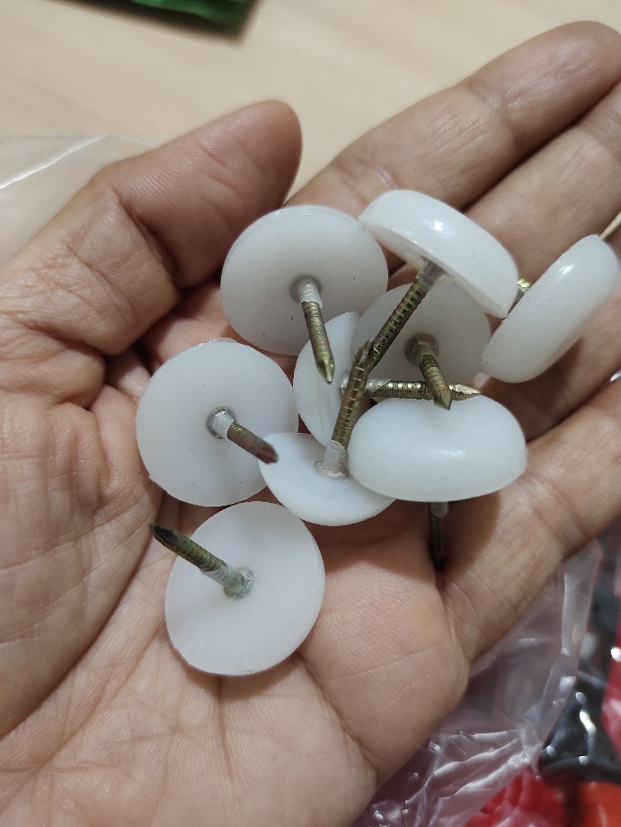 Paku Plastik Alas Kaki /bawah Meja Lemari Kursi Sofa Putih 20 Mm 20mm