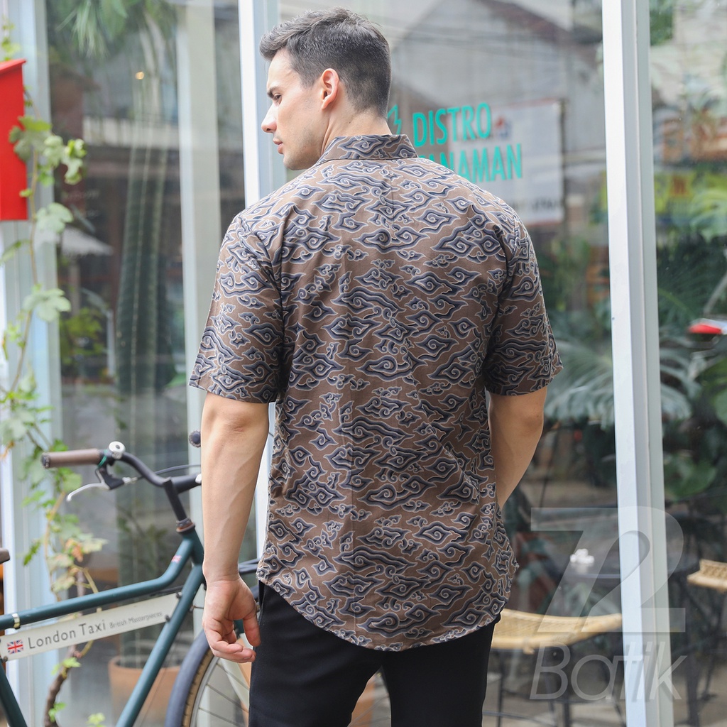 KEMEJA BATIK PRIA Lengan Pendek Premium Motif Mega Mendung Coklat 725578 Cap 72 - Baju Kemeja Atasan Pakaian Setelan Batik Pria Cowok Laki Laki Remaja Keluarga Kantor Lengan Pendek Modern Slimfit Slim Fit Premium Kekinian