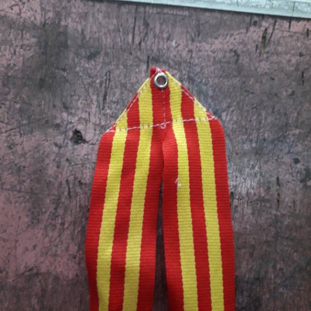 

Tali Medali Merah Kuning
