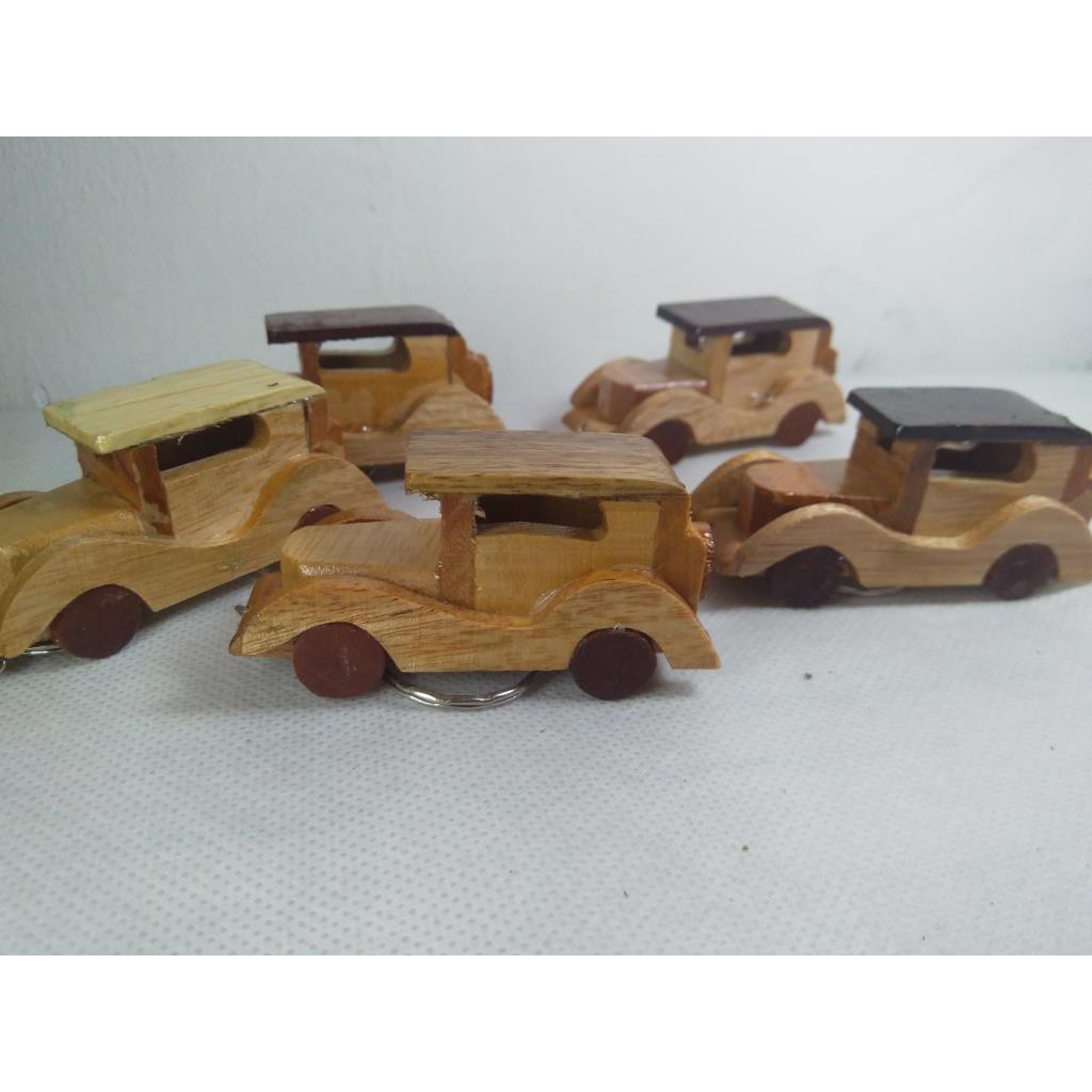 GANTUNGAN KUNCI UNIK. OLEH OLEH JOGJA.GANTUNGAN KUNCI MINIATUR LIMOSIN BAHAN KAYU. RIENS COLLECTIONS