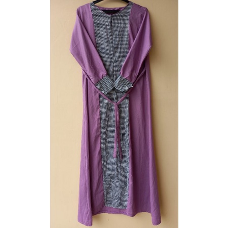LD 105 Gamis Moscrepe Kotak Ungu