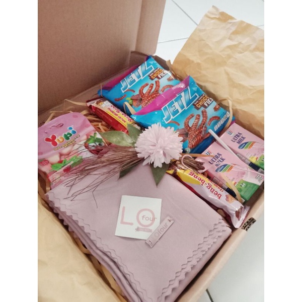 

Gift Box / Bingkisan / Hampers / Set Hadiah