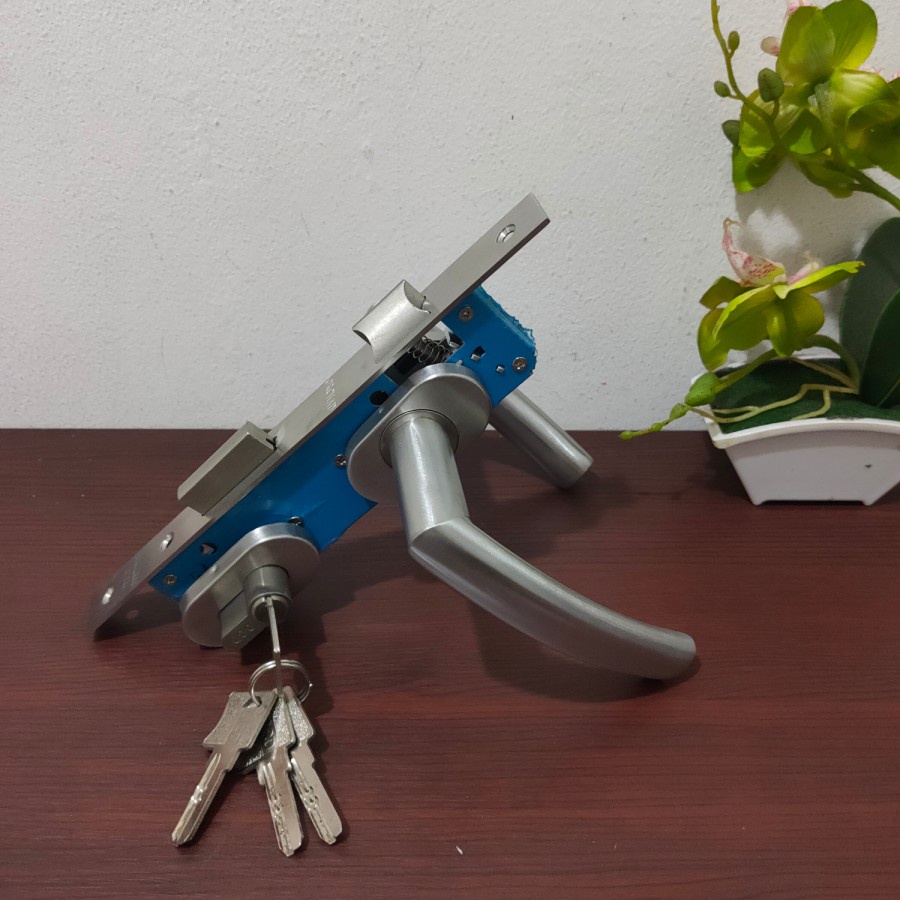 Handle pintu almunium, laver handle 002 include body kunci