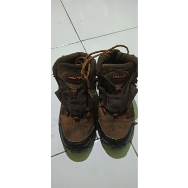 SEPATU OUTDOOR SNTA  SECOND