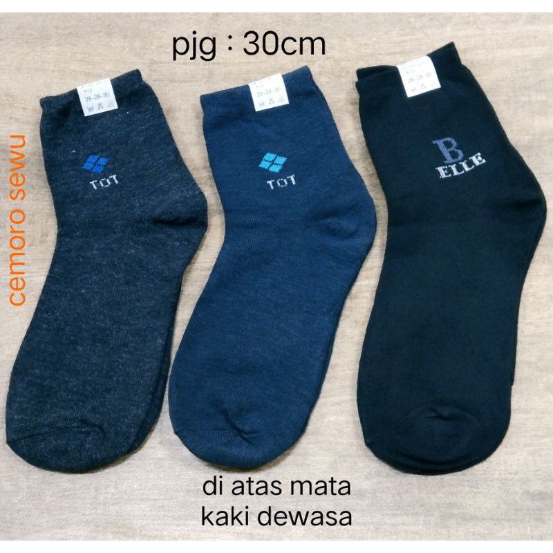 kaos kaki kerja tebal di atas mata kaki