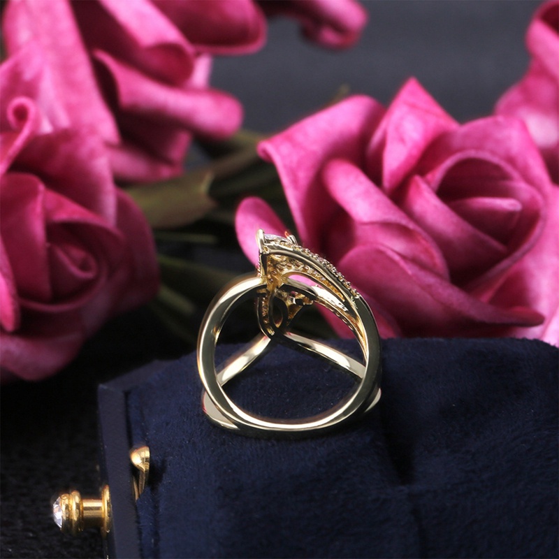 Perhiasan Cincin Bentuk Geometrik Warna Emas Bahan Zirkon Untuk Wanita