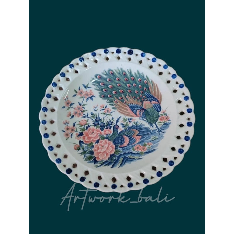 Piring keramik antik